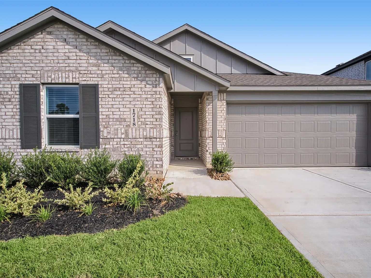 3 bed, 2.0 bath, 1621 sqft, $2,075 — Photo 2