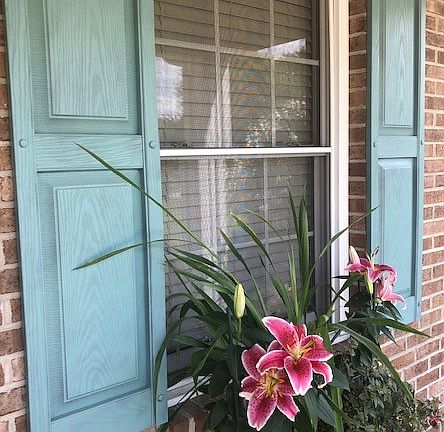 flower box w/Stargazer Lilly
