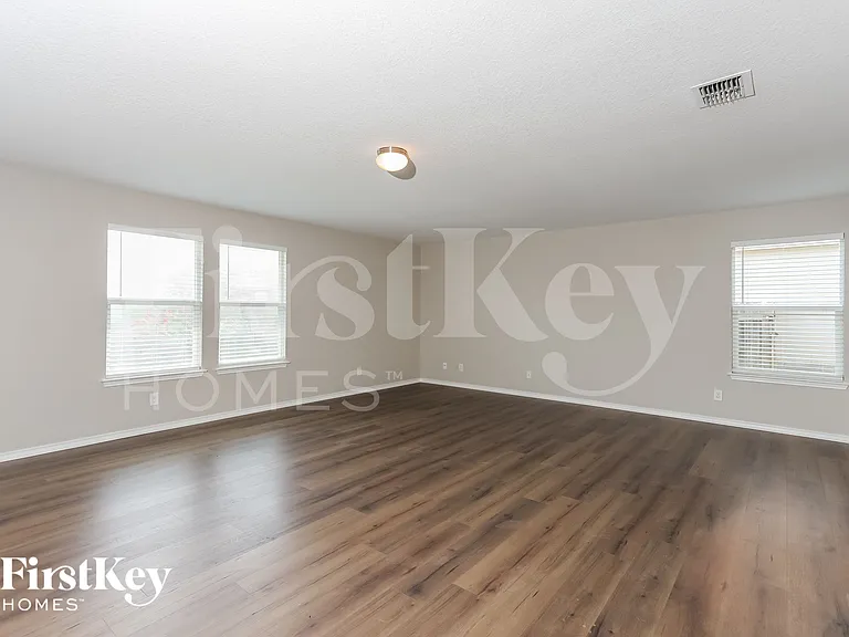 466 Dolly Dr — Photo 3
