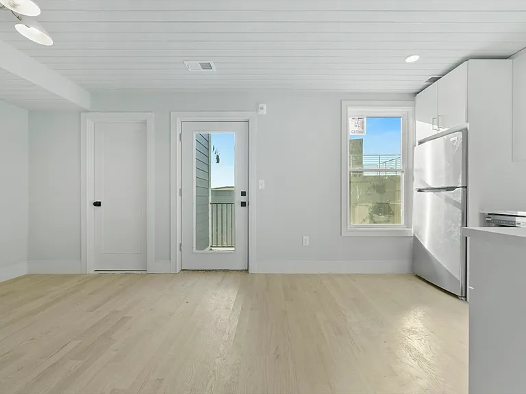 183 Maverick St #3 — Photo 6