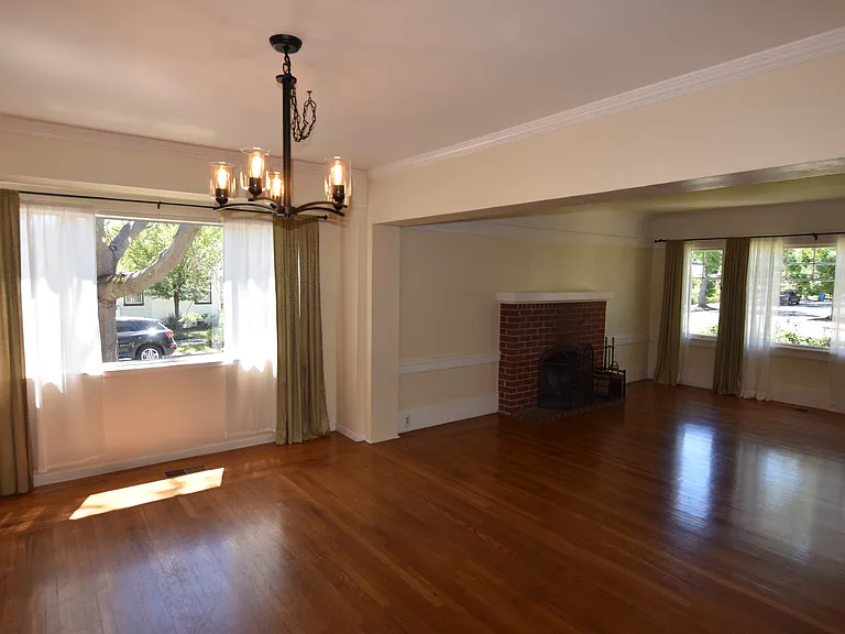 1635 Brewster Ave — Photo 16