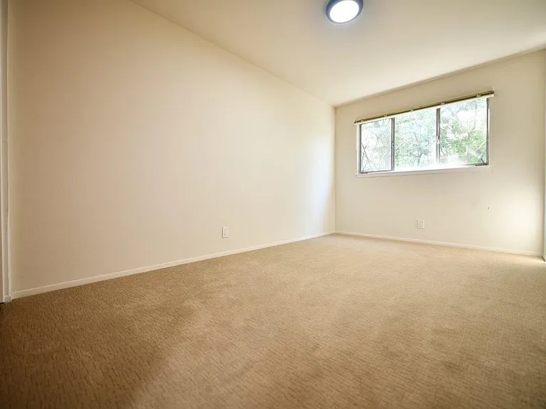 5390 Broadway — Photo 26