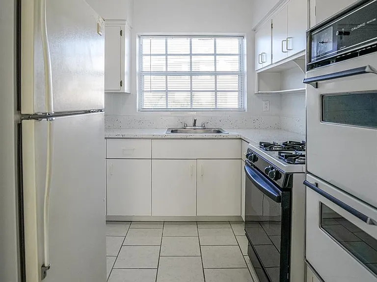 1940 Bay Dr #15 — Photo 14