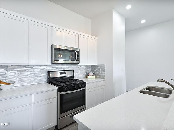 3rd image of 400 Fashion St