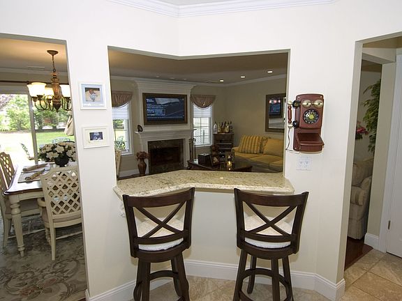 4th image of 9 Oakmont Ln