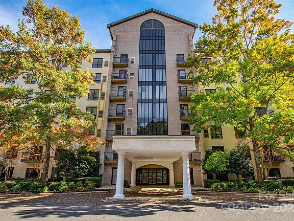 3rd image of 211 Heritage Blvd Suite 402
