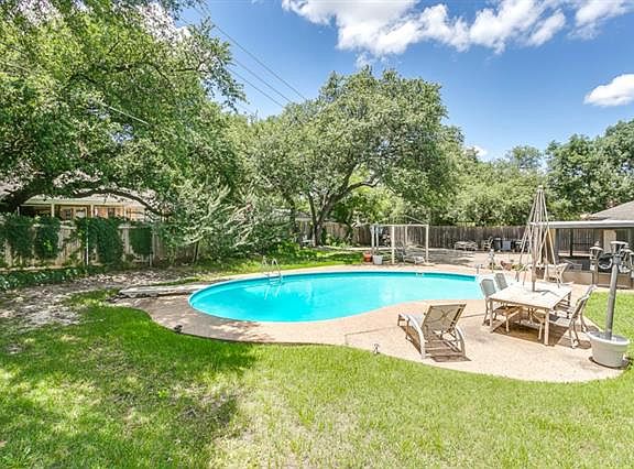 3rd image of 804 Woodland West Dr