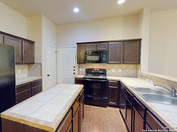 3rd image of 657, 661 CREEKSIDE CIR