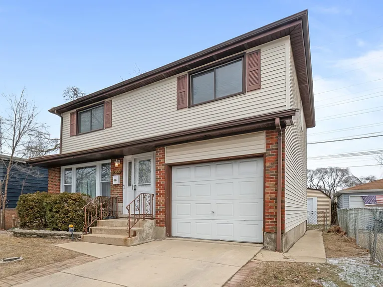 13527 S Mackinaw Ave — Photo 2