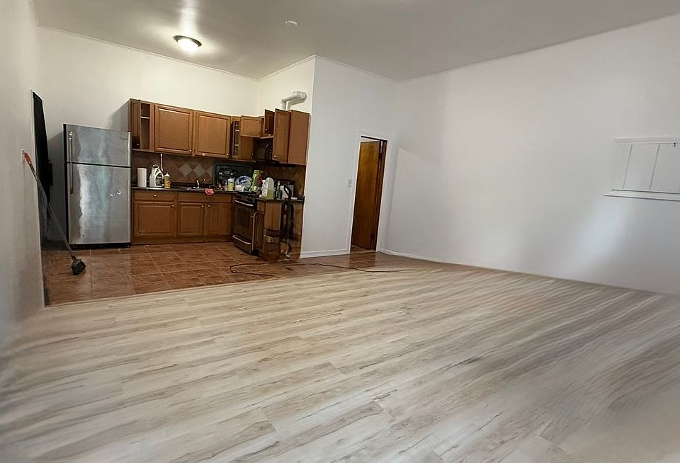 1st image of 298 Burgess Pl APT 6