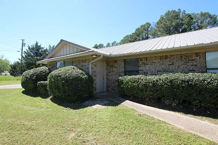 2 bed, 1.0 bath, 1091 sqft, $1,095 — Photo 2