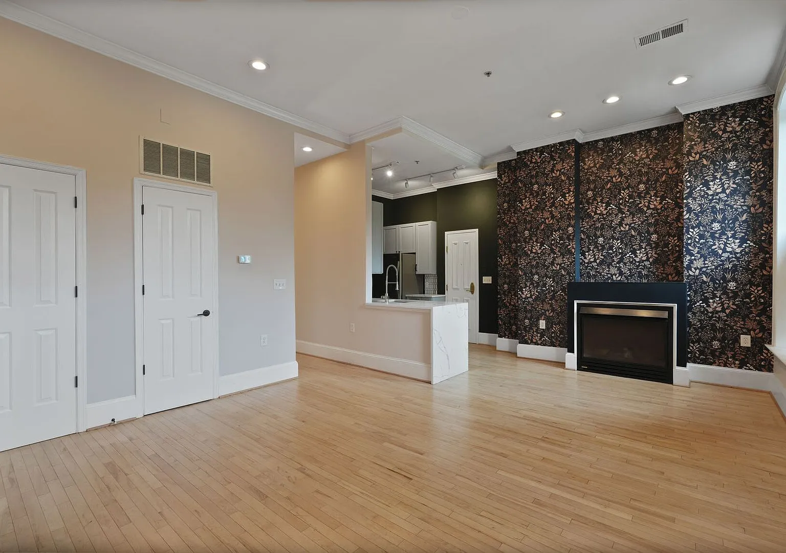 Available Now! Two Bed/Two Bath in the Most Walkable Part of DC, Logan Circle! — Photo 4