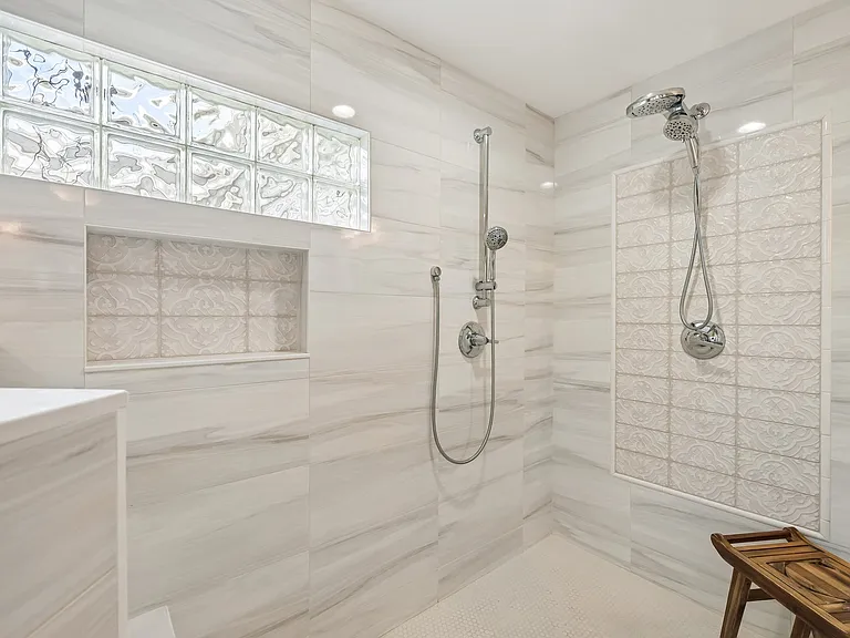 Primary bathroom/shower/tub