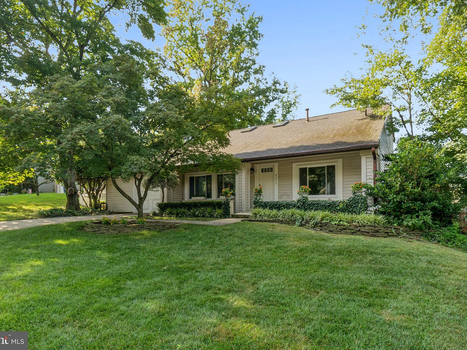 3 bed, 2.0 bath, 1703 sqft, $5,000 — Photo 1