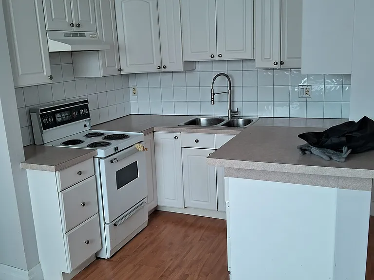 1421 Dundas St W — Photo 12