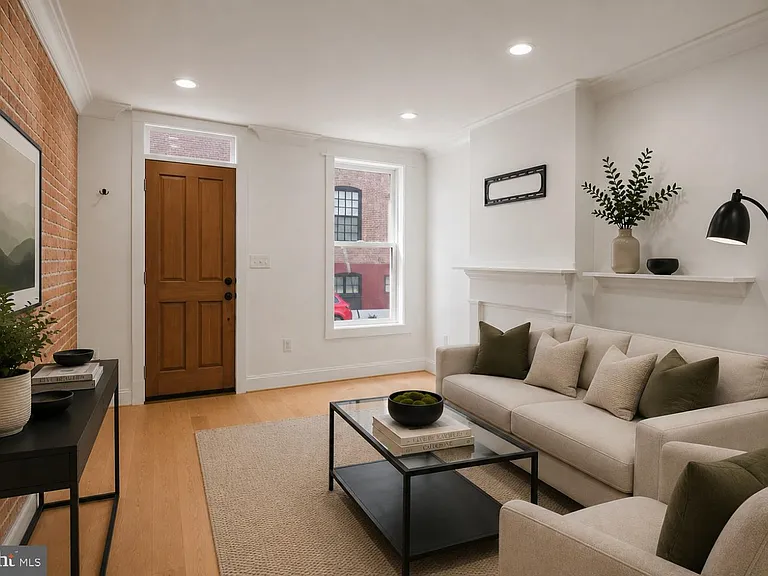 104 W Heath St — Photo 3