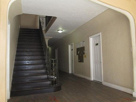 5th image of 654 1/2 S Dunsmuir Ave #203