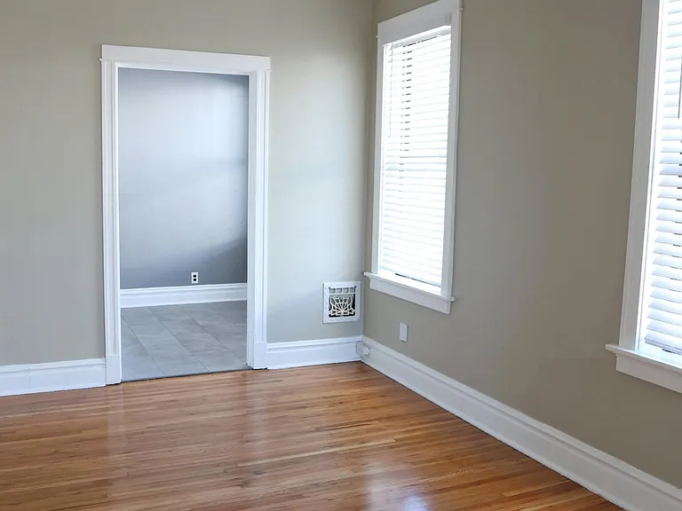 5210 Bancroft Ave #2W — Photo 10