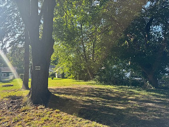 2nd image of 1214 Meadow Ln
