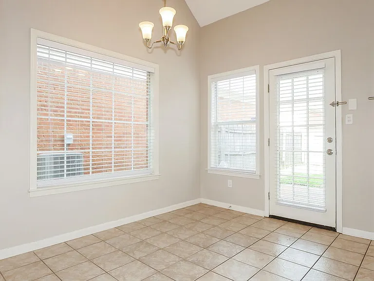 600 Ashley Glen Cir W — Photo 7