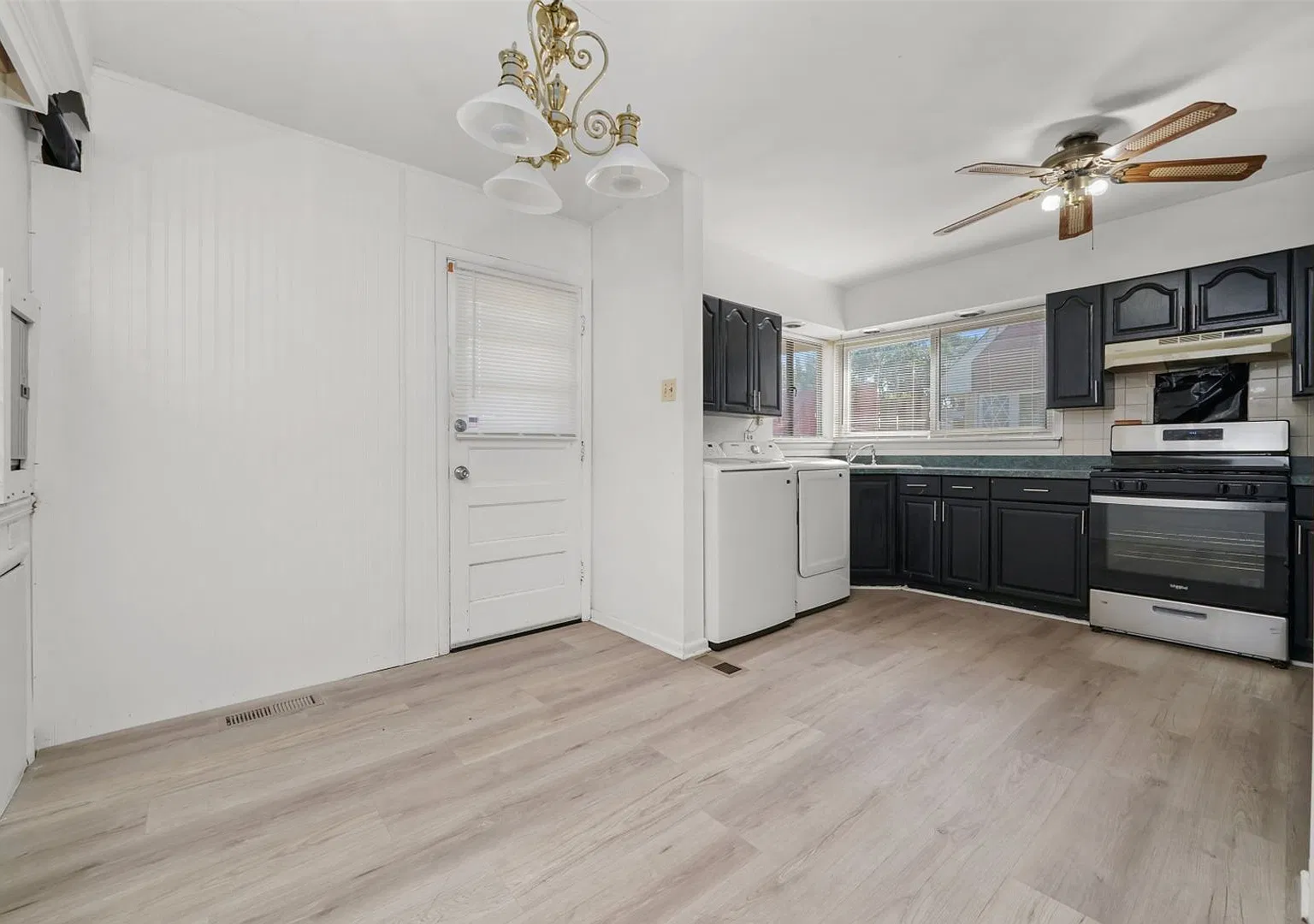 Charming 4BR House in Lansing — Photo 3
