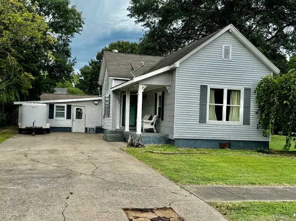 407 S Walnut St, Carmi, IL 62821