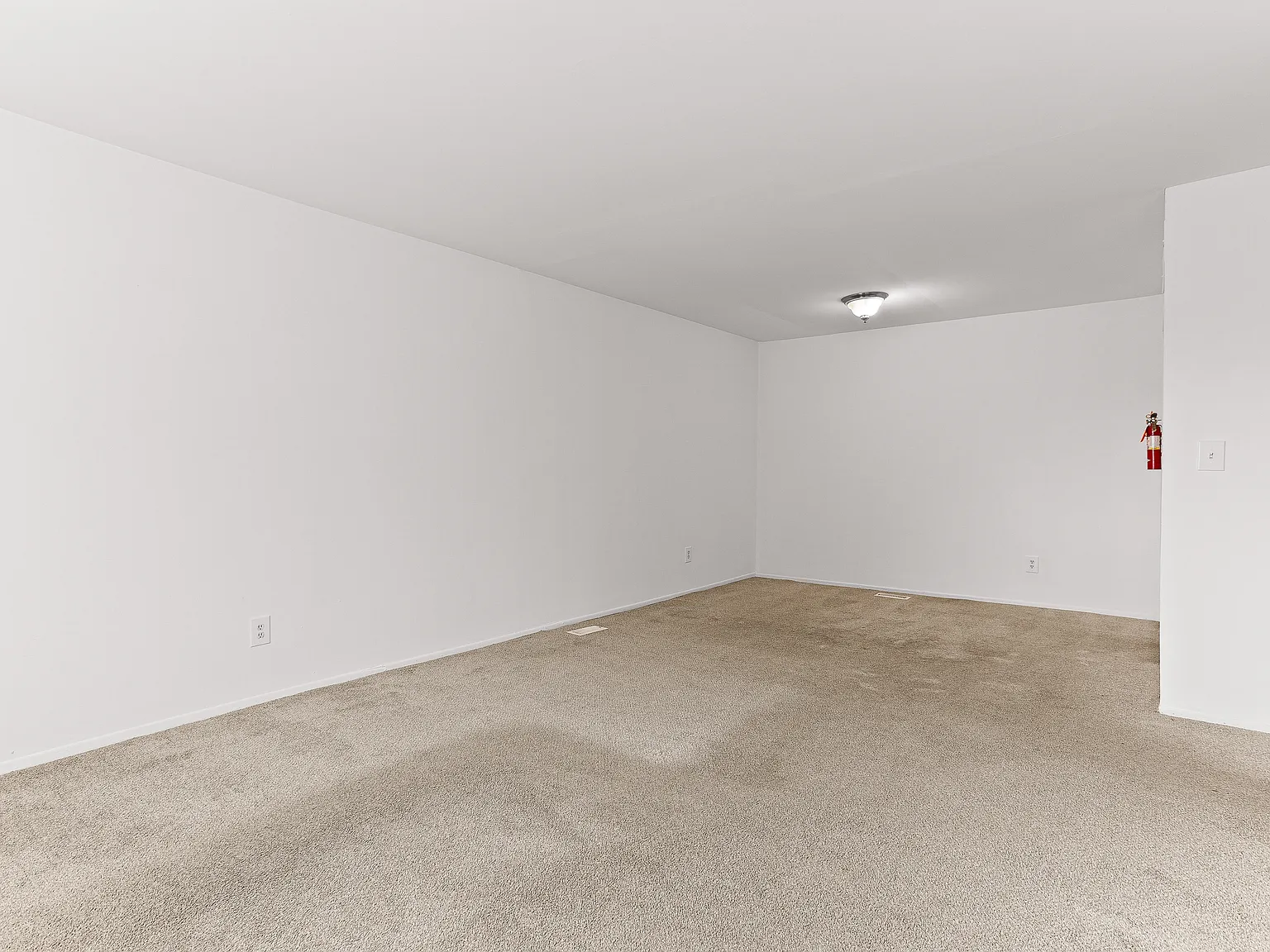 3 bed, 950 sqft, $1,799 — Photo 3