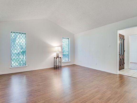 2210-oak-forest-ct-arlington-tx-High-Res-4.jpg