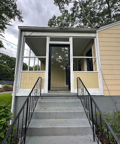 2467 Spring Garden Dr SW — Photo 2