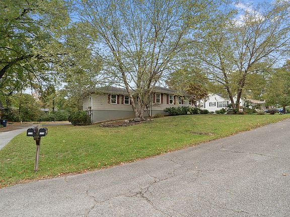 3rd image of 509 S Sweetbriar Ave