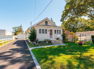 176 S 14th St, Lindenhurst, NY 11757