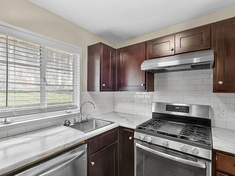 Wesley Apartments — Photo 16