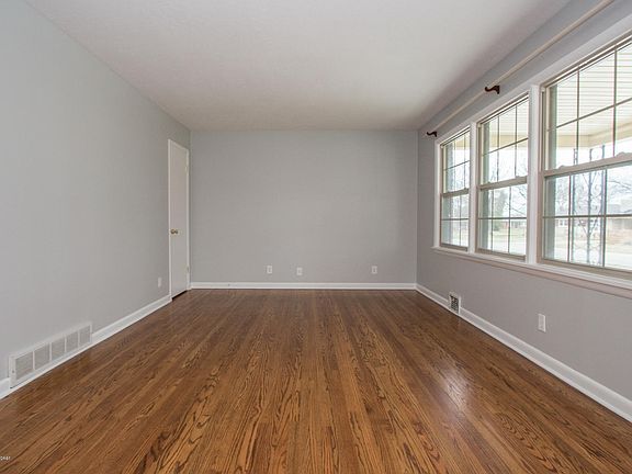 3rd image of 4226 Lynnbrook Dr