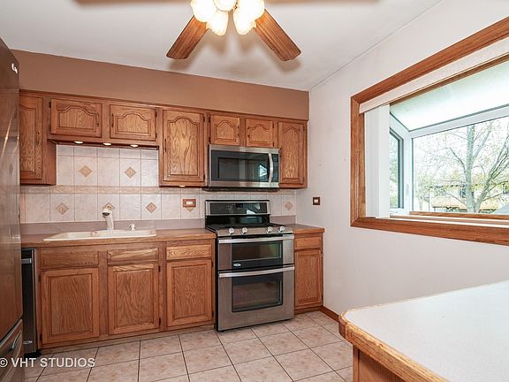 5th image of 29 W Wrightwood Ave