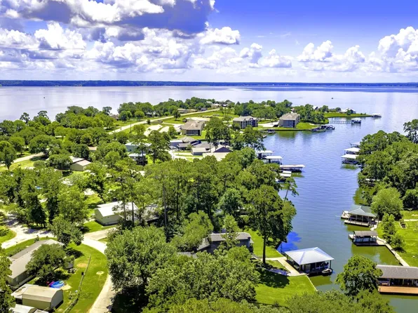 305 Lakeshore Dr, Onalaska, TX 77360
