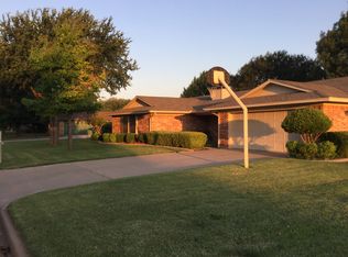 914 Mohawk Dr, Burkburnett, TX 76354