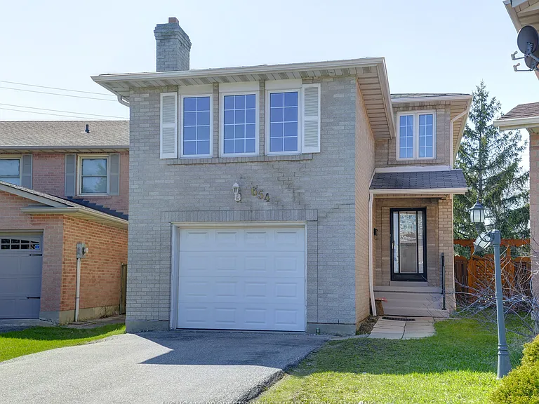 654 Brougham Pl #MAIN UPPER — Photo 2