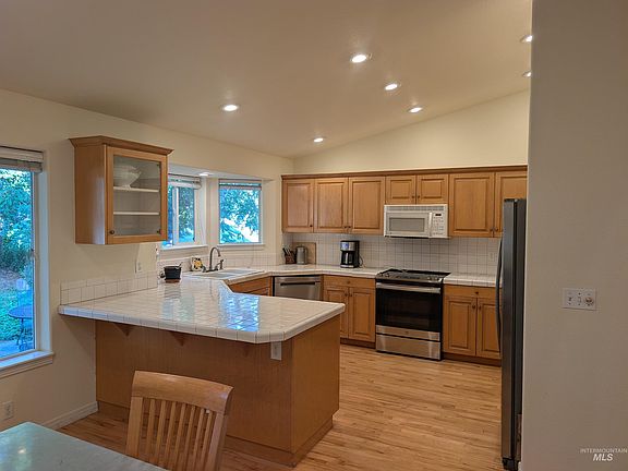 5th image of 690 S Granite Way