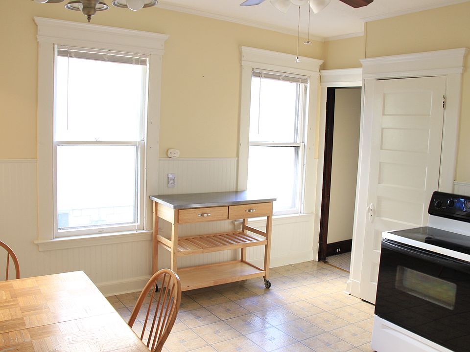 Bright & airy kitchen (table & chairs included)