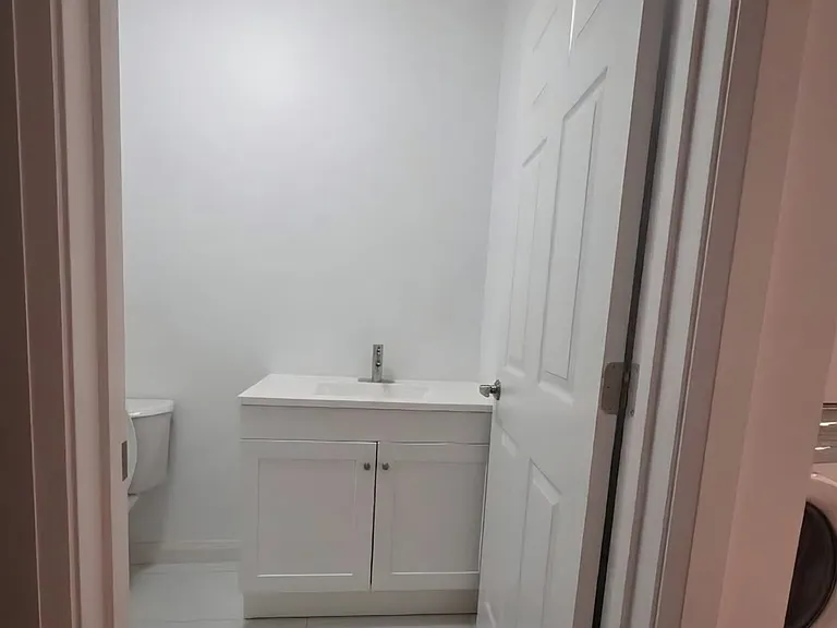 211 Cochrane Rd #BASEMENT — Photo 10
