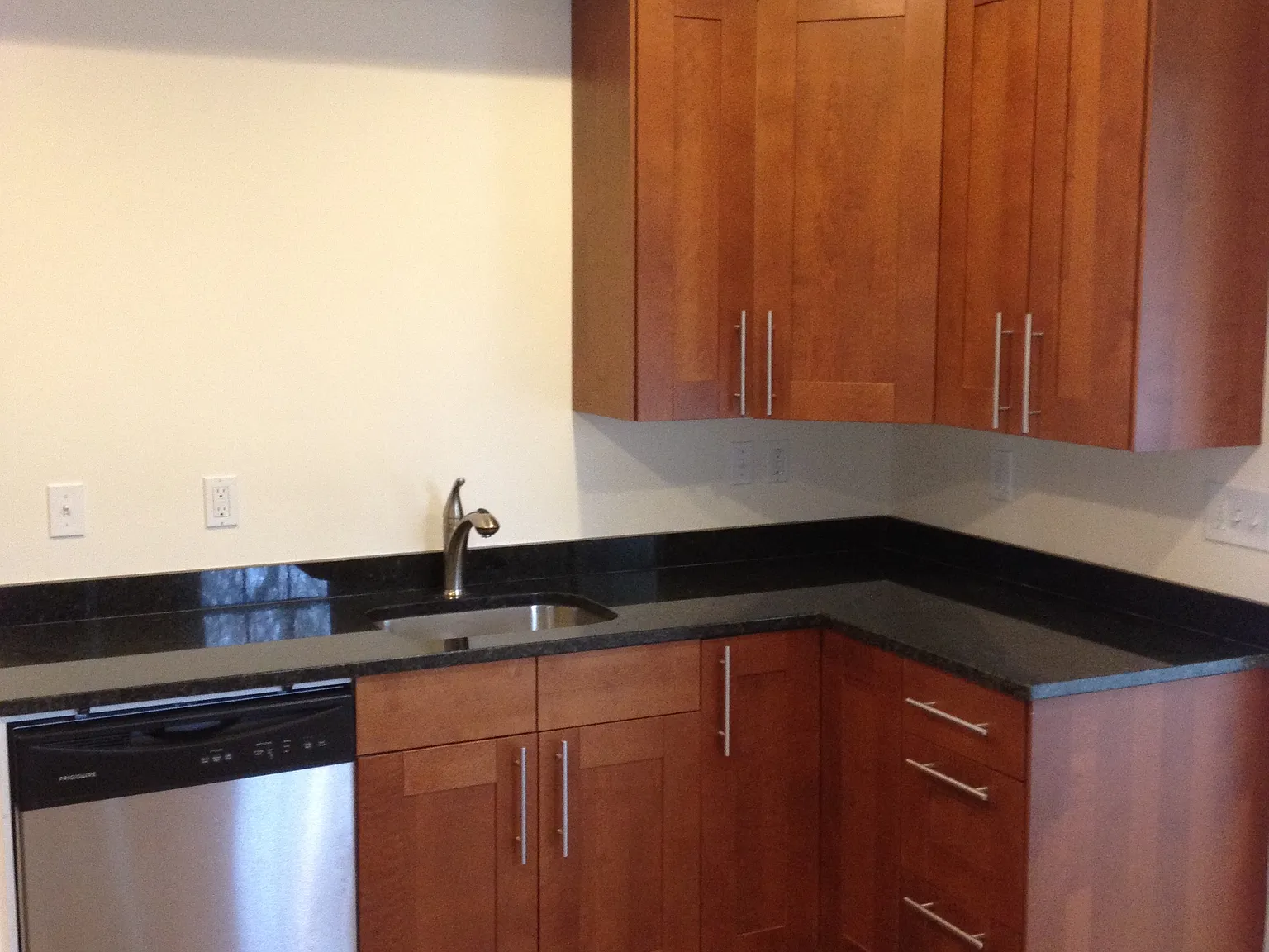 3 bed, 1200 sqft, $3,100 — Photo 2
