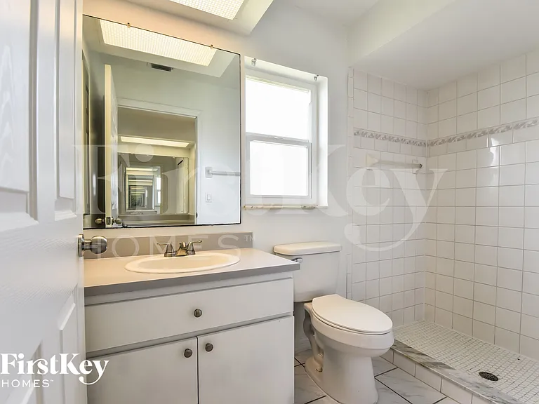 633 SW 9th Ave — Photo 14