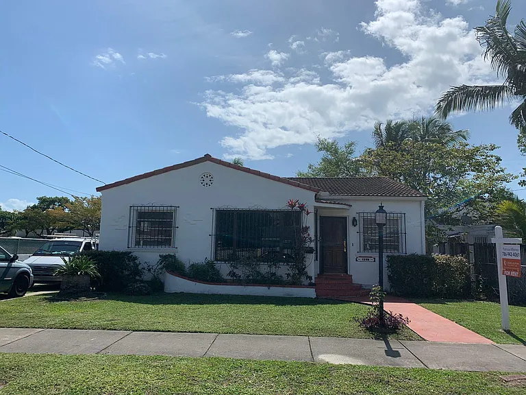 1292 SW 21st Ter — Photo 3