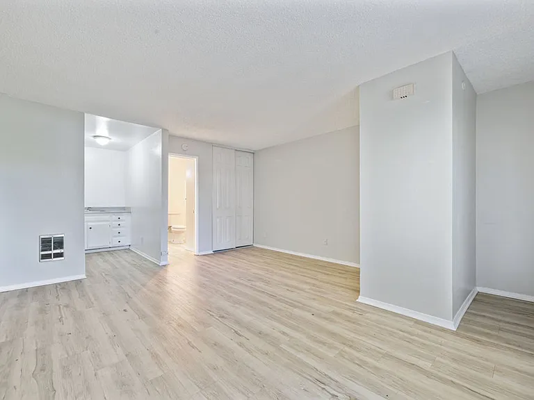 2525 Broadway — Photo 29