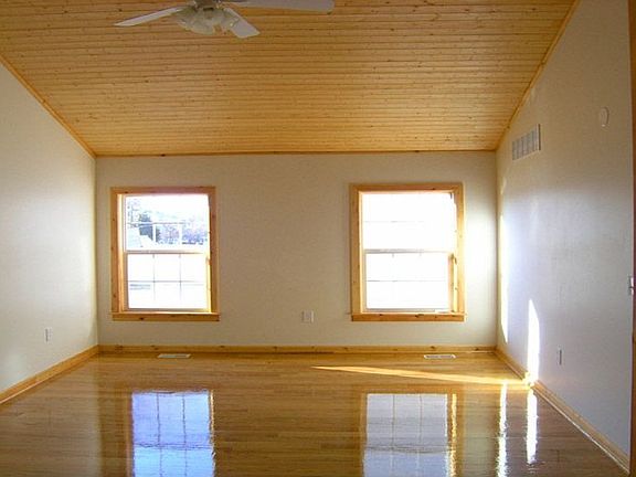 Master Bedroom - Vaulted Ceilings