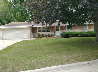 1212 Daisy Ln, Oconomowoc, WI 53066