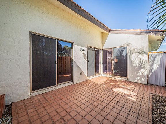 Private Fenced Lanai with gate to outside