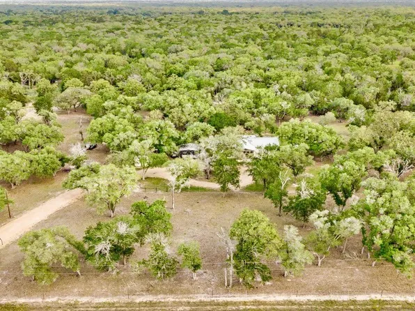 991 County Road 130, Edna, TX 77957