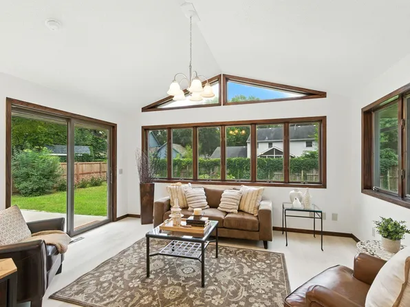 1010 Shady Oak Dr, North Mankato, MN 56003