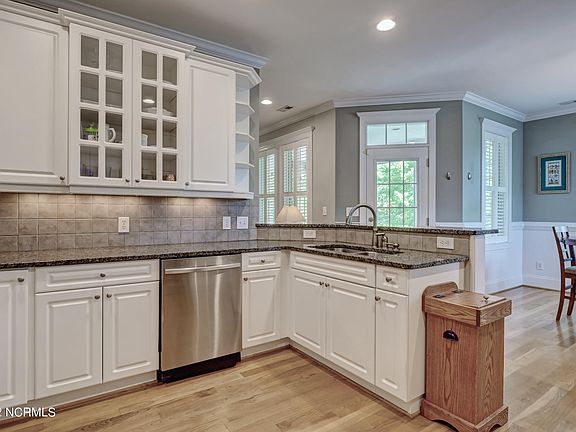 5th image of 641 Blue Point Dr